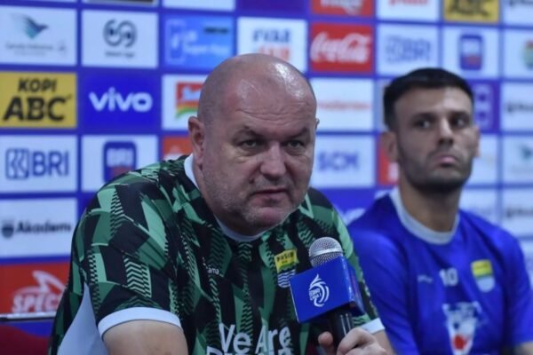 Berikut beberapa alternatif judul untuk “Pemain Persib Bandung Dibekali Latihan Individual Selama Liburan”:
1. “Pemain Persib Bandung Dapat Latihan Pribadi Selama Masa Liburan”
2. “Persib Bandung Terapkan Latihan Individual untuk Pemain di Tengah Liburan”
3. “Selama Liburan, Pemain Persib Bandung Jalani Program Latihan Individu”
4. “Pemain Persib Bandung Fokus Latihan Sendiri Selama Cuti”
5. “Persib Bandung: Pemain Diberikan Pelatihan Individual Saat Liburan”
6. “Latihan Individu: Persib Bandung Siapkan Pemain Selama Liburan”
7. “Tetap Produktif, Pemain Persib Bandung Rutin Latihan Individu Saat Libur”
Semoga membantu! Berikut beberapa alternatif judul untuk "Pemain Persib Bandung Dibekali Latihan Individual Selama Liburan":
1. "Pemain Persib Bandung Dapat Latihan Pribadi Selama Masa Liburan"
2. "Persib Bandung Terapkan Latihan Individual untuk Pemain di Tengah Liburan"
3. "Selama Liburan, Pemain Persib Bandung Jalani Program Latihan Individu"
4. "Pemain Persib Bandung Fokus Latihan Sendiri Selama Cuti"
5. "Persib Bandung: Pemain Diberikan Pelatihan Individual Saat Liburan"
6. "Latihan Individu: Persib Bandung Siapkan Pemain Selama Liburan"
7. "Tetap Produktif, Pemain Persib Bandung Rutin Latihan Individu Saat Libur"
Semoga membantu!