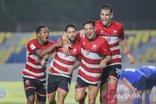 Berikut beberapa alternatif judul yang dapat menggambarkan motivasi tinggi Madura United menjelang pertandingan melawan PSIS Semarang:

1. "Madura United Siap Meraih Kemenangan: Semangat Tinggi Menyambut PSIS Semarang"
2. "Tekad Besar Madura United: Menghadapi PSIS Semarang dengan Motivasi Penuh!"
3. "Madura United: Persiapan Maksimal untuk Hadapi PSIS Semarang dengan Semangat Tinggi"
4. "Madura United Bergelora! Motivasi Tinggi Menuju Pertandingan melawan PSIS Semarang"
5. "Semangat Juang Madura United: Fokus Hadapi PSIS Semarang di Laga Penting"

Silakan pilih salah satu atau modifikasi sesuai kebutuhan!