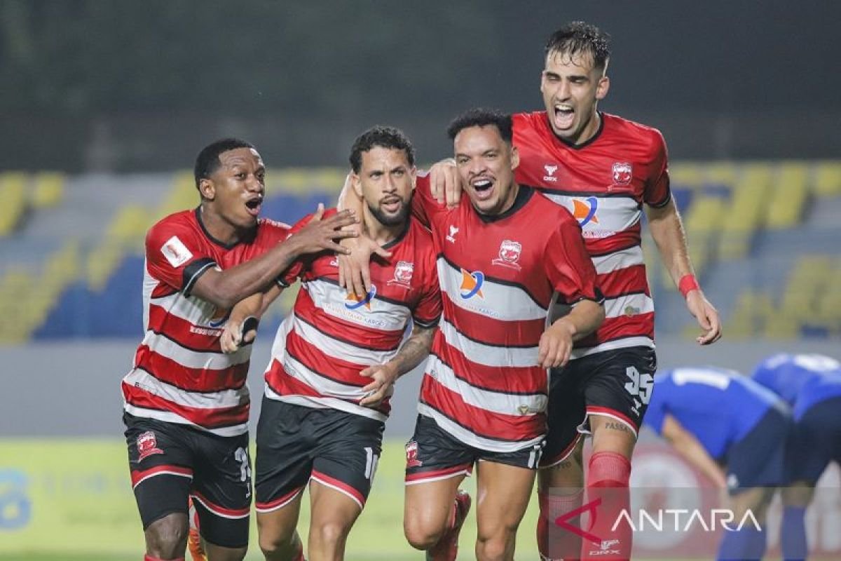 Berikut beberapa alternatif judul yang dapat menggambarkan motivasi tinggi Madura United menjelang pertandingan melawan PSIS Semarang:

1. "Madura United Siap Meraih Kemenangan: Semangat Tinggi Menyambut PSIS Semarang"
2. "Tekad Besar Madura United: Menghadapi PSIS Semarang dengan Motivasi Penuh!"
3. "Madura United: Persiapan Maksimal untuk Hadapi PSIS Semarang dengan Semangat Tinggi"
4. "Madura United Bergelora! Motivasi Tinggi Menuju Pertandingan melawan PSIS Semarang"
5. "Semangat Juang Madura United: Fokus Hadapi PSIS Semarang di Laga Penting"

Silakan pilih salah satu atau modifikasi sesuai kebutuhan!
