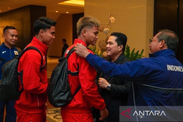 Ketua Umum PSSI Mengantar Keberangkatan Timnas Indonesia ke Australia Here are some alternate title suggestions for "Rombongan pemain timnas Indonesia tiba di Sydney":
1. "Kedatangan Timnas Indonesia di Sydney"
2. "Timnas Indonesia Mendarat di Sydney"
3. "Pemain Timnas Indonesia Tiba di Sydney"
4. "Rombongan Timnas Indonesia Resmi Mendarat di Sydney"
5. "Sydney Menyambut Kedatangan Timnas Indonesia"
6. "Rombongan Timnas Indonesia Hadir di Sydney"
7. "Tim Nasional Indonesia Tiba di Sydney"
8. "Pemain Timnas Indonesia Sukses Tiba di Sydney"
9. "Kedatangan Rombongan Timnas Indonesia di Sydney"
10. "Timnas Indonesia Mendarat di Negeri Kanguru"
Feel free to choose any of these or modify them further!