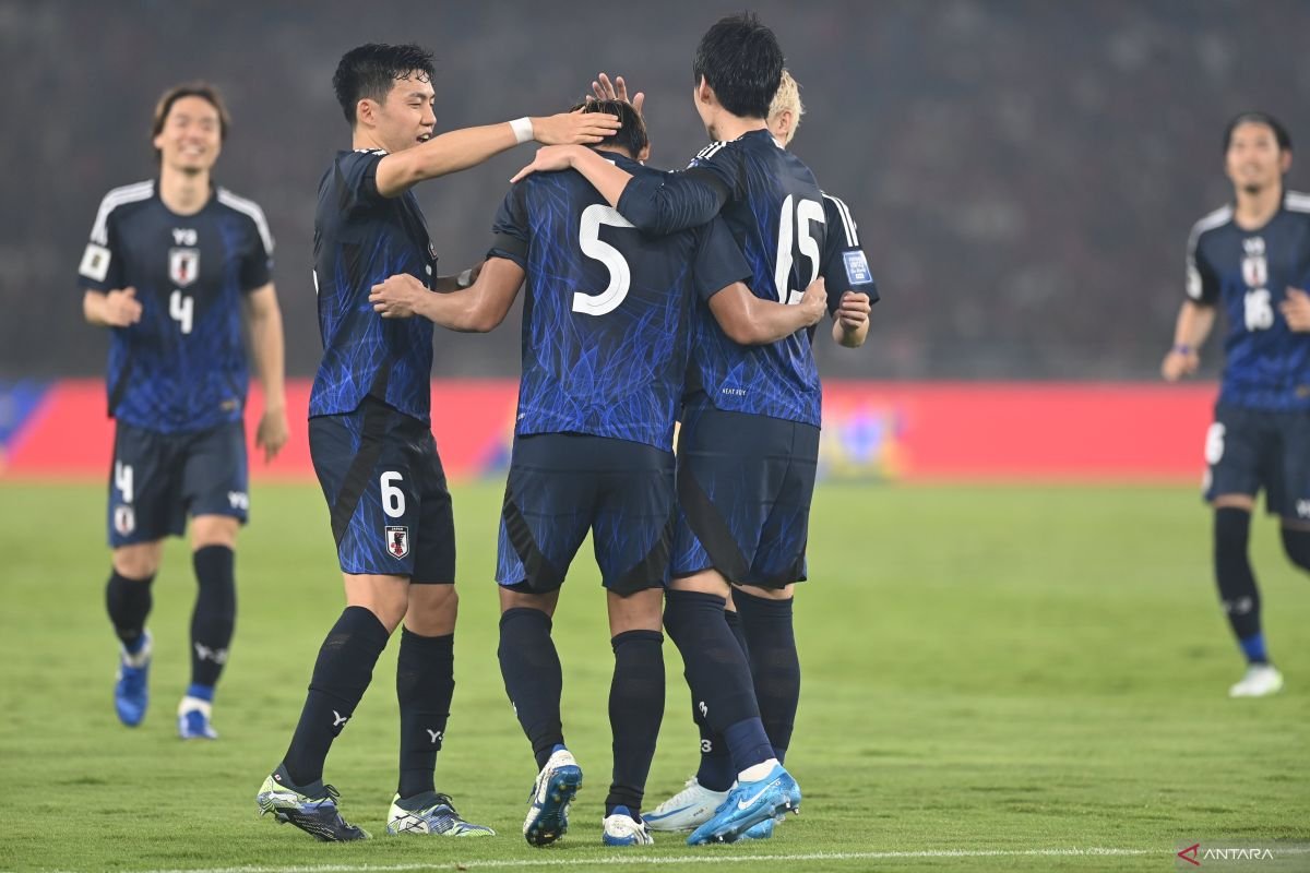 Berikut beberapa alternatif judul untuk "Jepang ditahan imbang tanpa gol oleh Arab Saudi":

1. "Jepang dan Arab Saudi Berbagi Poin dalam Pertandingan Tanpa Gol"
2. "Pertandingan Sengit: Jepang dan Arab Saudi Tak Berhasil Mencetak Gol"
3. "Tanpa Gol: Jepang Terpaksa Puas dengan Hasil Imbang Melawan Arab Saudi"
4. "Jepang Gagal Menembus Pertahanan Arab Saudi, Berakhir 0-0"
5. "Pertandingan Hening: Jepang Dihadang Arab Saudi Tanpa Gol"
6. "Jepang Tersendat oleh Arab Saudi dalam Laga Tanpa Angka"
7. "Laga Nihil Gol: Jepang Imbang dengan Arab Saudi di Arena"
8. "Jepang dan Arab Saudi Terjebak dalam Pertandingan Imbang Tanpa Gol"

Silakan pilih atau modifikasi sesuai kebutuhan!