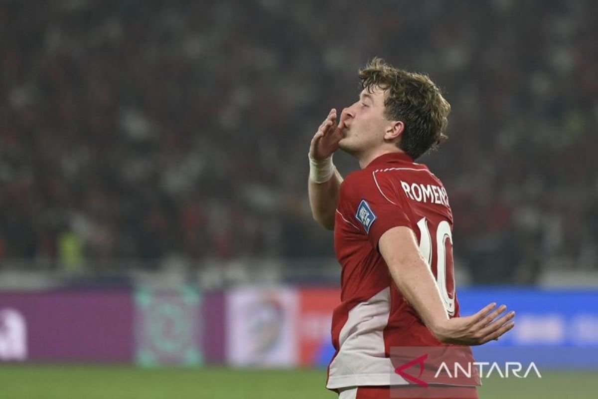 Penalti Ole Romeny Bawa Indonesia Unggul Atas China di Babak Pertama" bisa diubah menjadi:

"Indonesia Memimpin atas China di Babak Pertama Berkat Penalti Ole Romeny