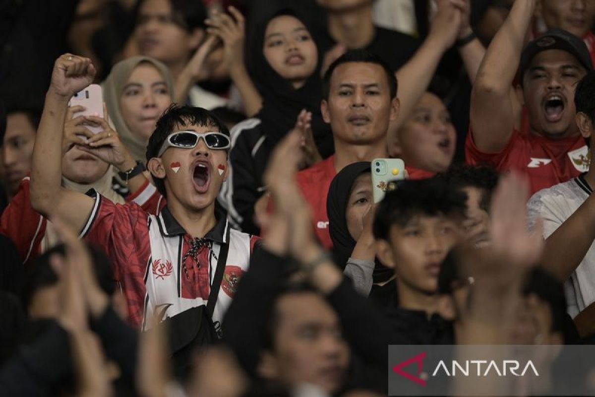 Tentu! Berikut adalah beberapa alternatif judul untuk "God Bless dan Judika Bakar Semangat Penggemar Indonesia":

1. "God Bless & Judika: Api Semangat Penggemar Indonesia"
2. "Semangat Membara: God Bless dan Judika Mengguncang Indonesia"
3. "Kolaborasi Epik: God Bless dan Judika Menginspirasi Para Fans"
4. "Membangkitkan Semangat: Penampilan Gemilang God Bless dan Judika"
5. "God Bless bersama Judika: Energi Positif untuk Penggemar Indonesia"
6. "Di Balik Panggung: God Bless dan Judika Memompa Semangat Pencinta Musik"
7. "Kebangkitan Semangat Indonesia: God Bless & Judika Dalam Aksi"
8. "Judika dan God Bless: Harmoni yang Menghidupkan Semangat Penggemar"
9. "Melodi Semangat: God Bless dan Judika Menghentak Indonesia"
10. "Mengobarkan Energi: God Bless dan Judika Bersama Penggemar Indonesia"

Semoga bermanfaat!