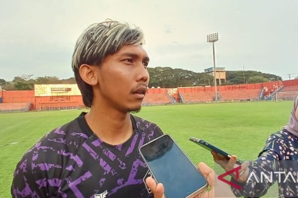 Berikut adalah beberapa alternatif judul untuk “Yusuf Meilana Tetap Bertahan di Persik Kediri”:
1. “Yusuf Meilana Memilih Bertahan Bersama Persik Kediri”
2. “Persik Kediri: Yusuf Meilana Tetap Setia di Klub”
3. “Yusuf Meilana: Komitmen Tinggi Terhadap Persik Kediri”
4. “Keputusan Yusuf Meilana untuk Tetap Bersama Persik Kediri”
5. “Yusuf Meilana Masih Mewarnai Lini Depan Persik Kediri”
6. “Kisah Yusuf Meilana: Loyalitas di Persik Kediri”
7. “Yusuf Meilana: Pilar Utama Persik Kediri yang Tak Bergeser”
8. “Bersama Persik Kediri, Yusuf Meilana Tak Ingin Beranjak”
Silakan pilih atau modifikasi salah satu dari judul-judul di atas sesuai kebutuhan! Berikut adalah beberapa alternatif judul untuk "Yusuf Meilana Tetap Bertahan di Persik Kediri":
1. "Yusuf Meilana Memilih Bertahan Bersama Persik Kediri"
2. "Persik Kediri: Yusuf Meilana Tetap Setia di Klub"
3. "Yusuf Meilana: Komitmen Tinggi Terhadap Persik Kediri"
4. "Keputusan Yusuf Meilana untuk Tetap Bersama Persik Kediri"
5. "Yusuf Meilana Masih Mewarnai Lini Depan Persik Kediri"
6. "Kisah Yusuf Meilana: Loyalitas di Persik Kediri"
7. "Yusuf Meilana: Pilar Utama Persik Kediri yang Tak Bergeser"
8. "Bersama Persik Kediri, Yusuf Meilana Tak Ingin Beranjak"
Silakan pilih atau modifikasi salah satu dari judul-judul di atas sesuai kebutuhan!