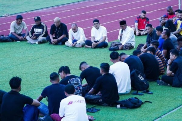 Arema FC Adakan Doa Bersama untuk Memperingati ‘1.000 Hari’ Tragedi Kanjuruhan Arema FC Adakan Doa Bersama untuk Memperingati '1.000 Hari' Tragedi Kanjuruhan
