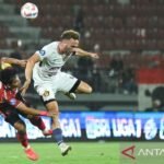 Here are some alternate title suggestions for "Ze Valente pulang ke Yogya, kali ini berseragam PSIM":

1. "Ze Valente Kembali ke Yogya: Kini dengan Seragam PSIM"
2. "Ze Valente dan Kembalinya ke Yogya dalam Seragam Kebanggaan PSIM"
3. "Kepulangan Ze Valente ke Yogya: Bersatu dalam Seragam PSIM"
4. "Ze Valente: Pulang ke Yogya dengan Semangat PSIM"
5. "Ze Valente Menyusuri Jogja: Kini Berseragam PSIM"
6. "Kembalinya Ze Valente ke Yogya: Bersama Tim PSIM"
7. "Ze Valente Pulang ke Yogya dengan Identitas PSIM"
8. "Kembali ke Yogya: Ze Valente dalam Seragam PSIM"
9. "Ze Valente dan Seragam PSIM: Pulang ke Yogya dengan Semangat Baru"
10. "Kisah Ze Valente: Pulang ke Yogya dengan Mengusung Seragam PSIM"

Feel free to mix and match elements from these suggestions!