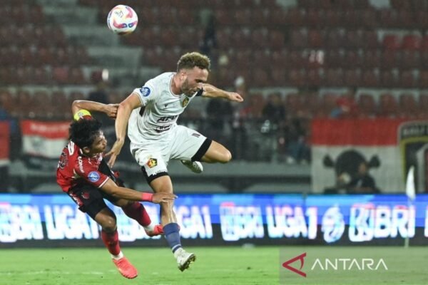 Here are some alternate title suggestions for “Ze Valente pulang ke Yogya, kali ini berseragam PSIM”:
1. “Ze Valente Kembali ke Yogya: Kini dengan Seragam PSIM”
2. “Ze Valente dan Kembalinya ke Yogya dalam Seragam Kebanggaan PSIM”
3. “Kepulangan Ze Valente ke Yogya: Bersatu dalam Seragam PSIM”
4. “Ze Valente: Pulang ke Yogya dengan Semangat PSIM”
5. “Ze Valente Menyusuri Jogja: Kini Berseragam PSIM”
6. “Kembalinya Ze Valente ke Yogya: Bersama Tim PSIM”
7. “Ze Valente Pulang ke Yogya dengan Identitas PSIM”
8. “Kembali ke Yogya: Ze Valente dalam Seragam PSIM”
9. “Ze Valente dan Seragam PSIM: Pulang ke Yogya dengan Semangat Baru”
10. “Kisah Ze Valente: Pulang ke Yogya dengan Mengusung Seragam PSIM”
Feel free to mix and match elements from these suggestions! Here are some alternate title suggestions for "Ze Valente pulang ke Yogya, kali ini berseragam PSIM":
1. "Ze Valente Kembali ke Yogya: Kini dengan Seragam PSIM"
2. "Ze Valente dan Kembalinya ke Yogya dalam Seragam Kebanggaan PSIM"
3. "Kepulangan Ze Valente ke Yogya: Bersatu dalam Seragam PSIM"
4. "Ze Valente: Pulang ke Yogya dengan Semangat PSIM"
5. "Ze Valente Menyusuri Jogja: Kini Berseragam PSIM"
6. "Kembalinya Ze Valente ke Yogya: Bersama Tim PSIM"
7. "Ze Valente Pulang ke Yogya dengan Identitas PSIM"
8. "Kembali ke Yogya: Ze Valente dalam Seragam PSIM"
9. "Ze Valente dan Seragam PSIM: Pulang ke Yogya dengan Semangat Baru"
10. "Kisah Ze Valente: Pulang ke Yogya dengan Mengusung Seragam PSIM"
Feel free to mix and match elements from these suggestions!