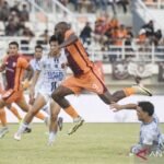 Sure! Here are some alternate titles for the given headline:

1. "Super League Matchup: Persib Hosts Borneo FC, Dewa United Battles Persija"
2. "Upcoming Super League Fixtures: Persib vs. Borneo FC and Dewa United vs. Persija"
3. "Super League Showdown: Persib Welcomes Borneo FC, Dewa United Takes on Persija"
4. "This Week in Super League: Persib vs. Borneo FC, Dewa United Faces Persija"
5. "Exciting Super League Matches Ahead: Persib Meets Borneo FC, Dewa United vs. Persija"

Feel free to let me know if you would like more options!