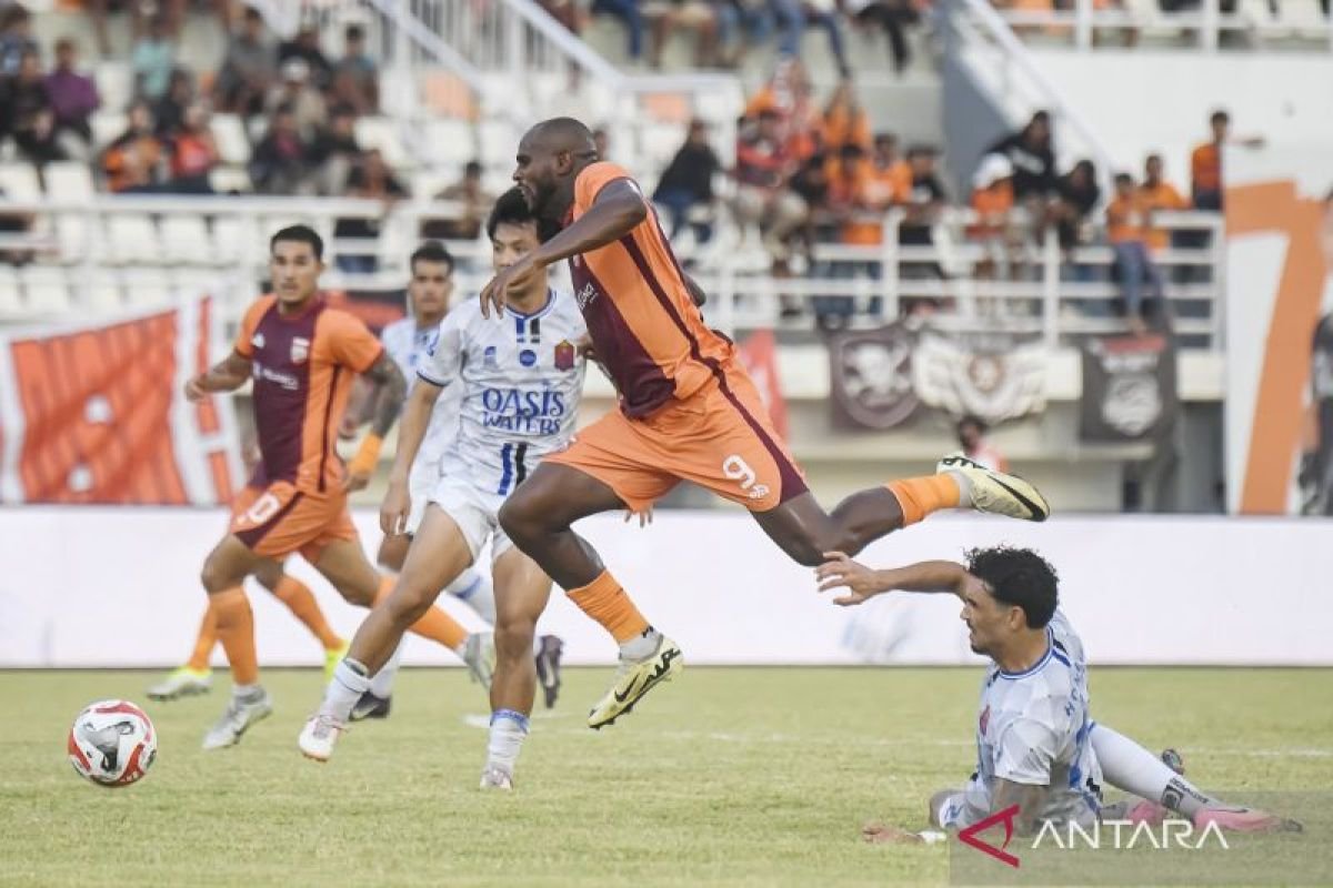 Sure! Here are some alternate titles for the given headline:

1. "Super League Matchup: Persib Hosts Borneo FC, Dewa United Battles Persija"
2. "Upcoming Super League Fixtures: Persib vs. Borneo FC and Dewa United vs. Persija"
3. "Super League Showdown: Persib Welcomes Borneo FC, Dewa United Takes on Persija"
4. "This Week in Super League: Persib vs. Borneo FC, Dewa United Faces Persija"
5. "Exciting Super League Matches Ahead: Persib Meets Borneo FC, Dewa United vs. Persija"

Feel free to let me know if you would like more options!