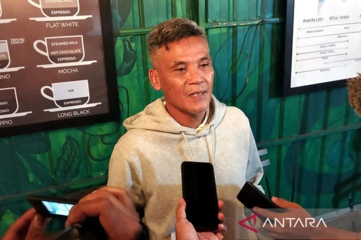Berikut adalah beberapa alternatif judul untuk "Paceklik Pelatih Indonesia di Liga Sendiri":

1. "Kesulitan Pelatih Lokal di Liga Tanah Air"
2. "Krisis Pelatih Indonesia di Liga Nasional"
3. "Tantangan Pelatih Dalam Negeri di Liga Sendiri"
4. "Dilema Pelatih Indonesia: Sulitnya Bertahan di Liga Lokal"
5. "Keterpurukan Pelatih di Liga Indonesia"
6. "Pelatih Indonesia: Tantangan di Liga Domestik"
7. "Lihat Lebih Dekat: Pelatih Lokal dan Liga Indonesia"
8. "Kekurangan Pelatih Lokal di Liga Sendiri"
9. "Pelatih Indonesia: Menyongsong Pebulatan di Liga Dalam Negeri"
10. "Persaingan Pelatih Lokal di Liga Indonesia yang Kian Ketat"

Semoga salah satu judul tersebut sesuai untuk kebutuhan Anda!