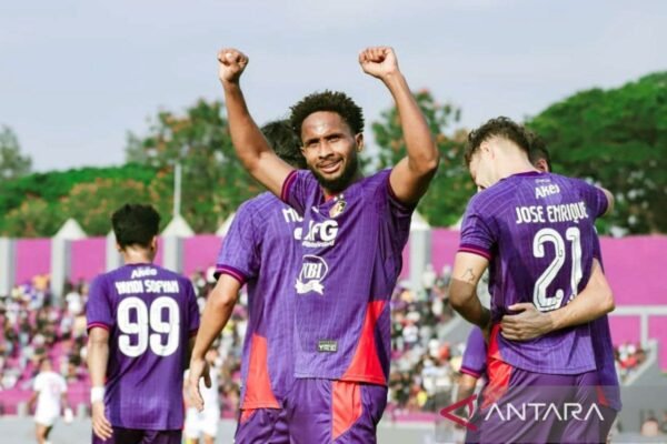 Tentu! Anda dapat mengubah judul "Williams Lugo jadi 'Player of the Match'" menjadi:

"Williams Lugo Menerima Gelar 'Pemain Terbaik Pertandingan'"

Apakah ada yang ingin Anda tambahkan atau ubah lebih lanjut?