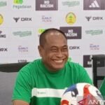 Berikut adalah beberapa alternatif judul untuk "PSMS Benahi Lini Pertahanan Agar Lebih Solid":

1. "PSMS Memperkuat Lini Pertahanan untuk Kinerja yang Lebih Baik"
2. "Strategi PSMS dalam Membangun Pertahanan yang Lebih Kokoh"
3. "PSMS: Langkah Menuju Pertahanan yang Lebih Solid"
4. "Meningkatkan Ketahanan Lini Pertahanan PSMS"
5. "Perbaikan Lini Pertahanan: Kunci Kesuksesan PSMS"
6. "PSMS Fokus pada Penguatan Sistem Pertahanan"
7. "Lini Pertahanan PSMS: Upaya Menuju Kestabilan Tim"
8. "PSMS Perkuat Barisan Pertahanan Demi Hasil Optimal"

Silakan pilih atau modifikasi sesuai kebutuhan!