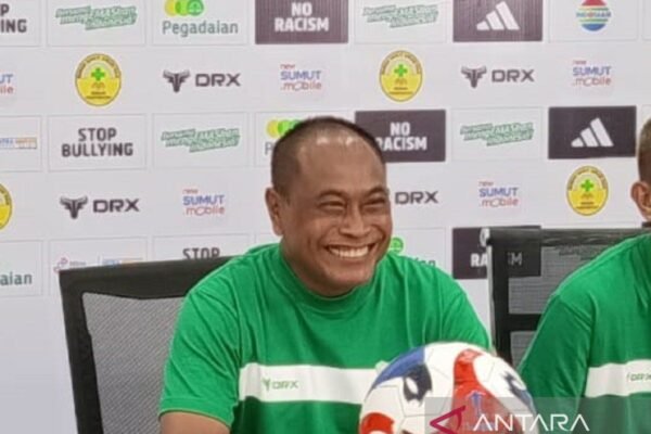 Berikut adalah beberapa alternatif judul untuk "PSMS Benahi Lini Pertahanan Agar Lebih Solid":

1. "PSMS Memperkuat Lini Pertahanan untuk Kinerja yang Lebih Baik"
2. "Strategi PSMS dalam Membangun Pertahanan yang Lebih Kokoh"
3. "PSMS: Langkah Menuju Pertahanan yang Lebih Solid"
4. "Meningkatkan Ketahanan Lini Pertahanan PSMS"
5. "Perbaikan Lini Pertahanan: Kunci Kesuksesan PSMS"
6. "PSMS Fokus pada Penguatan Sistem Pertahanan"
7. "Lini Pertahanan PSMS: Upaya Menuju Kestabilan Tim"
8. "PSMS Perkuat Barisan Pertahanan Demi Hasil Optimal"

Silakan pilih atau modifikasi sesuai kebutuhan!
